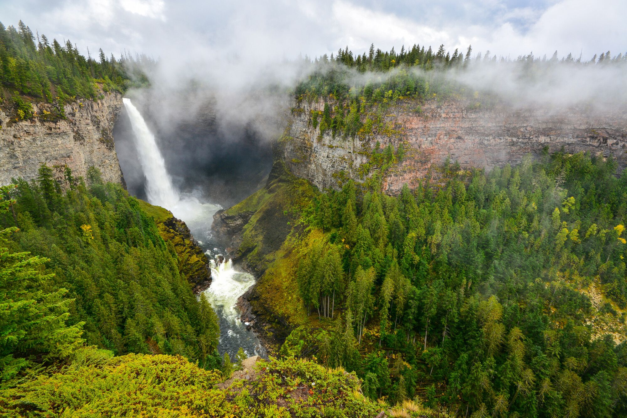 Murtle river is the source of Helmcken Falls. At a height of 141 meters, it is the 4th tallest waterfall in Canada and one of the park's most famous waterfalls. Wells Gray Park.