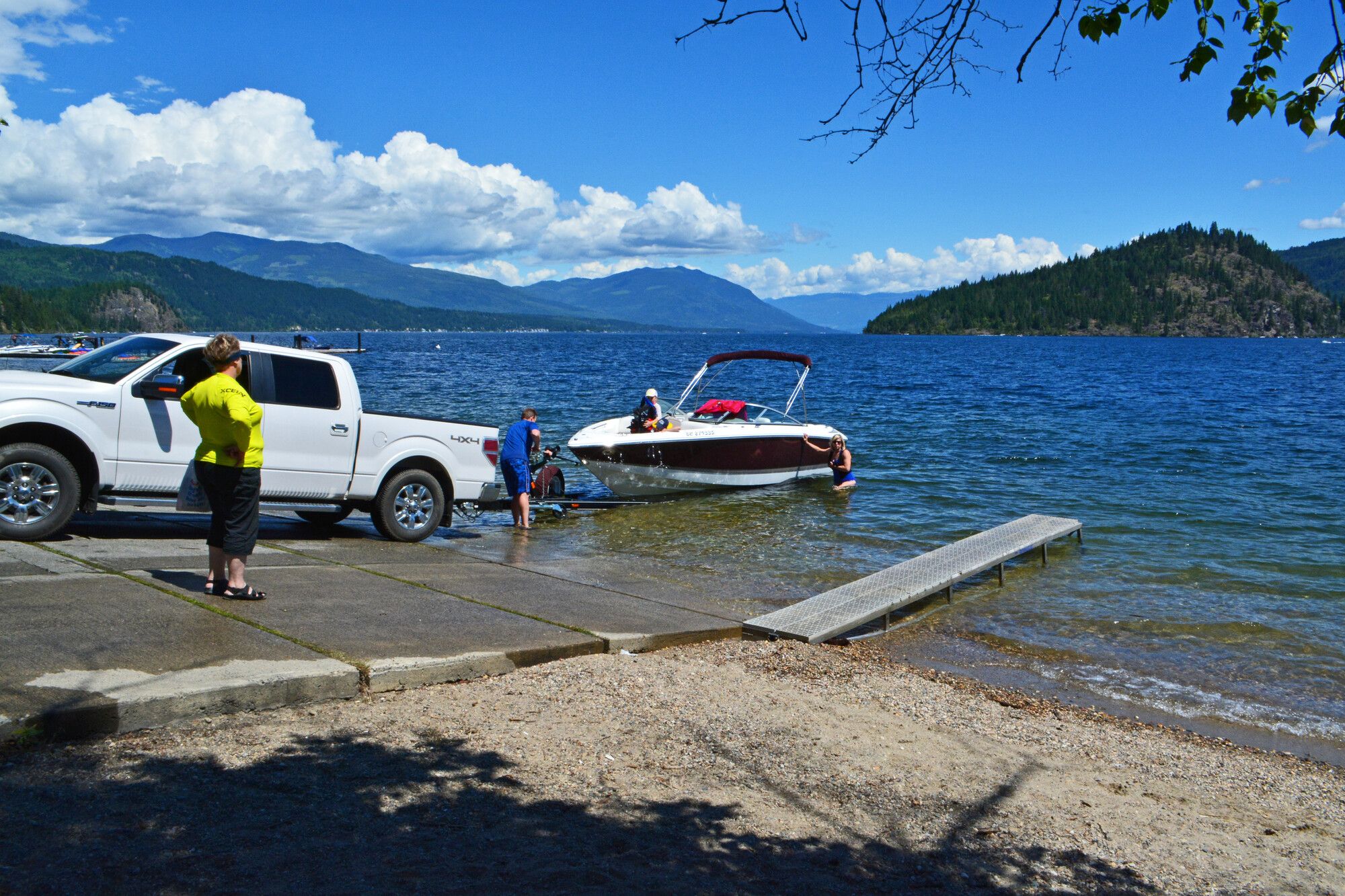 Park visitors launching a boat from the double-wide boat launch at Shuswap Lake Park.
