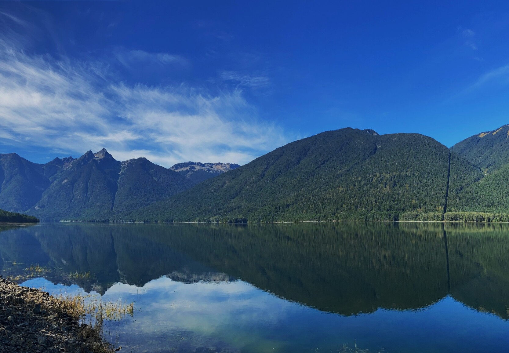 Ross Lake surrounded by mountains and forest. Skagit Valley Park.