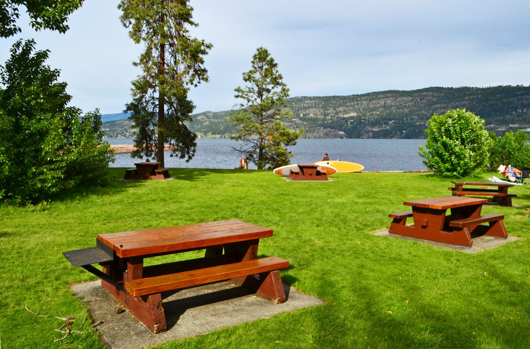 Day-use picnic area beside Okanagan Lake in Bear Creek Park.