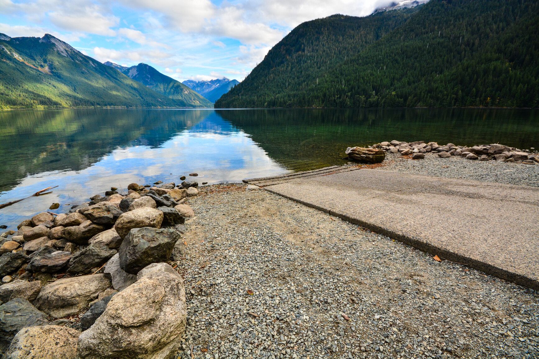 Chilliwack Lake in Sx̱ótsaqel/Chilliwack Lake Park offers a scenic boat ramp surrounded by mountains and forest.