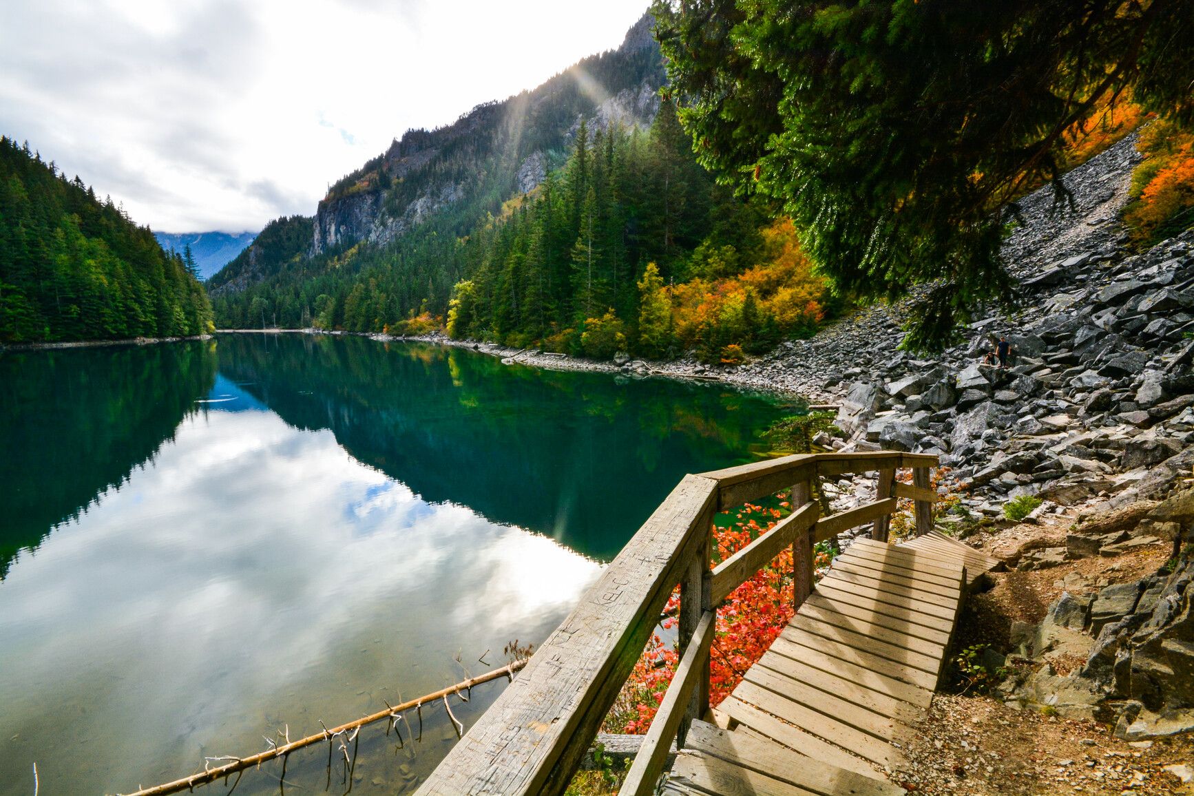 Wooden stairs on a trail around Lindeman Lake in Sx̱ótsaqel/Chilliwack Lake Park.