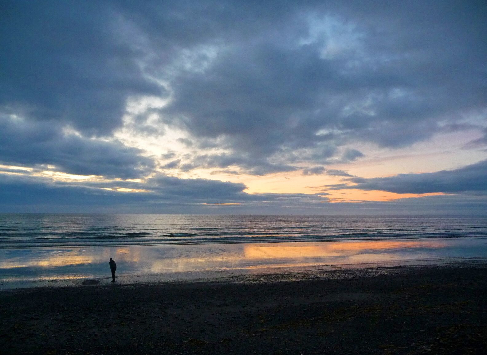 Stroll along Agate Beach at sunset, where golden skies reflect off the wet sand—pure magic.